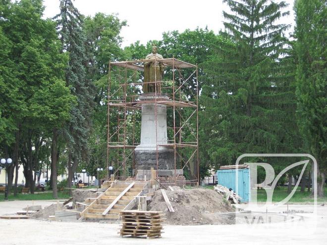 Памятник Хмельницкому покрасили в бронзовый цвет в рамках реконструкции