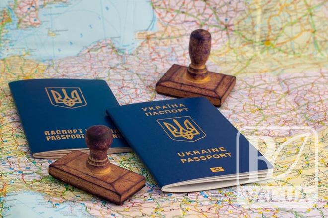 Чернігівці о 2-й ночі стають в черги за закордонними паспортами  
