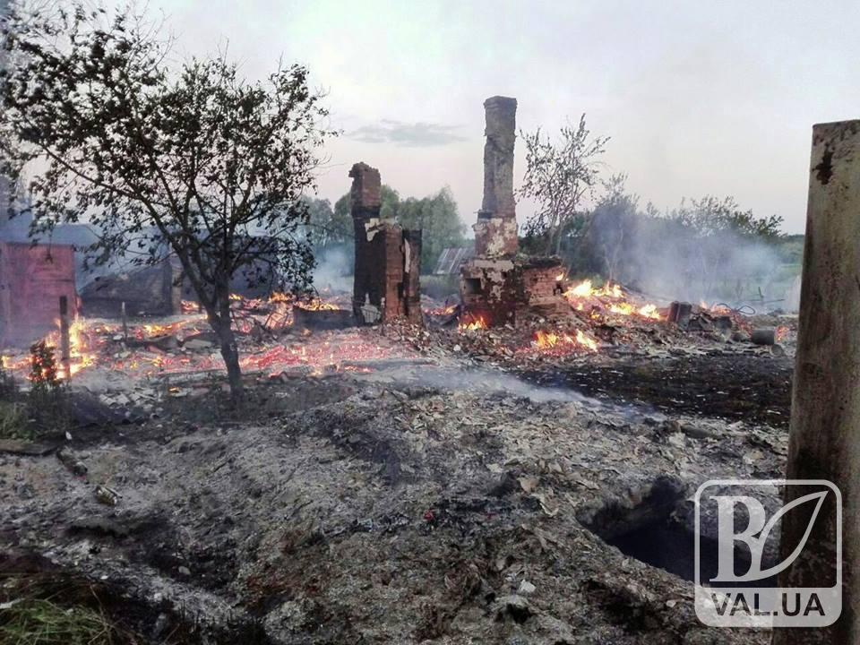 На Чернігівщині вітер спровокував масштабну пожежу. Загинула людина. ФОТО