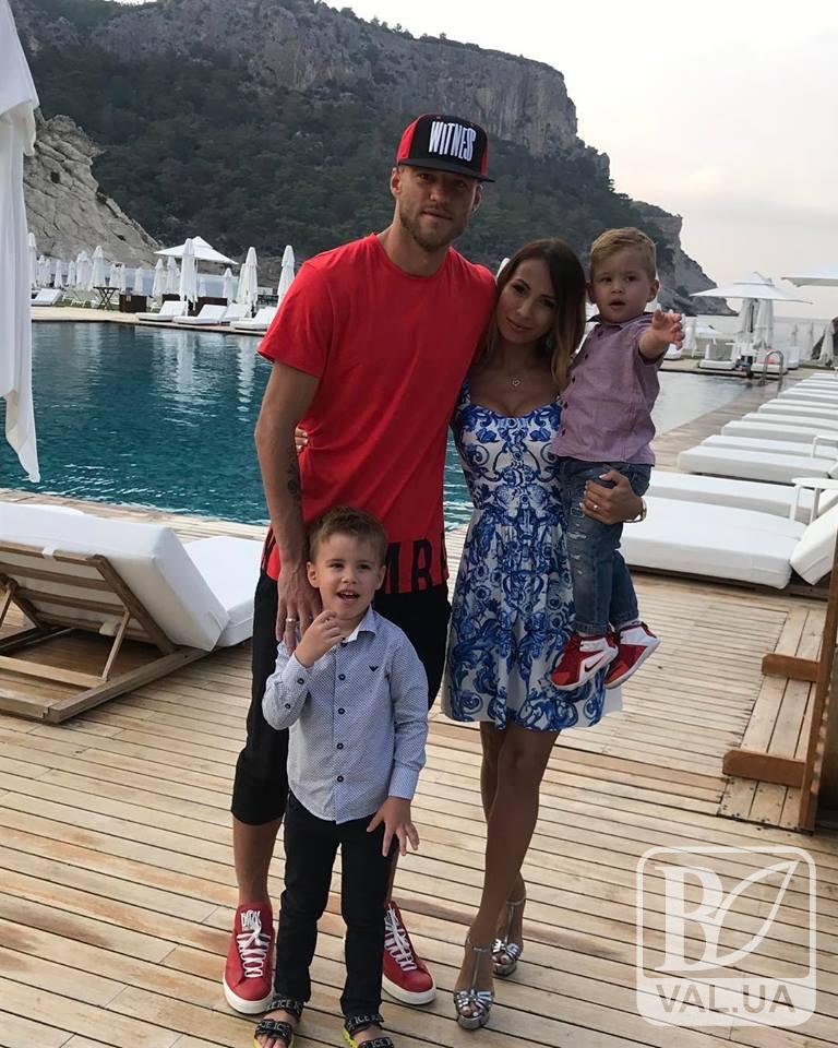 Известный черниговский футболист роскошно провел отпуск с семьей