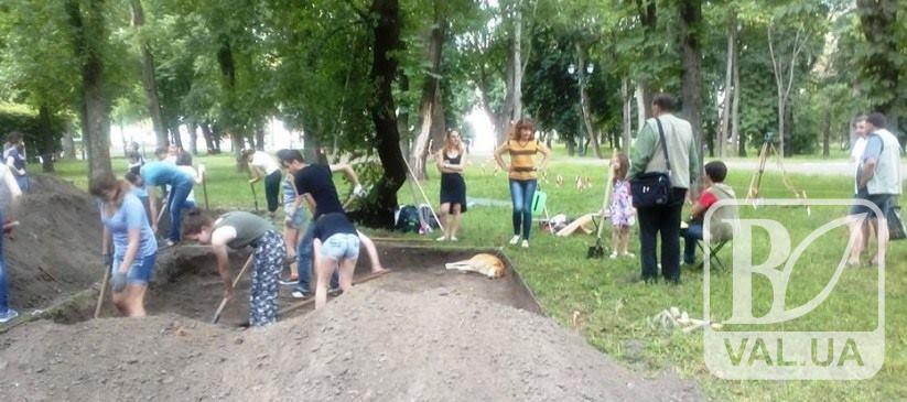 В Чернигове на Валу студенты-археологи изыскивают остатки древних сооружений