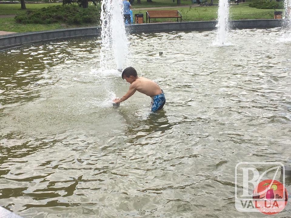 Чернігівський фонтан перетворився на басейн для малечі. ФОТОфакт