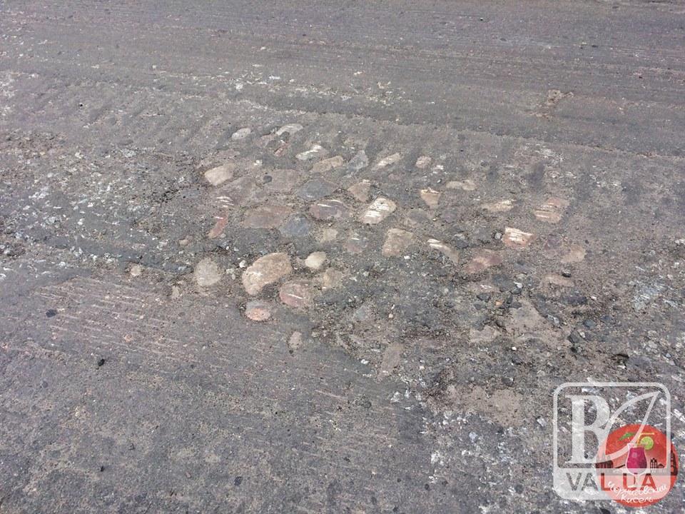 У центрі Чернігова з-під асфальту відкопали історичну бруківку. ФОТО