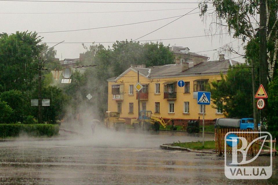 У центрі Чернігова клали асфальт під час дощу. В міськраді обіцяють: якщо дорога «попливе», підрядник переробить за свої