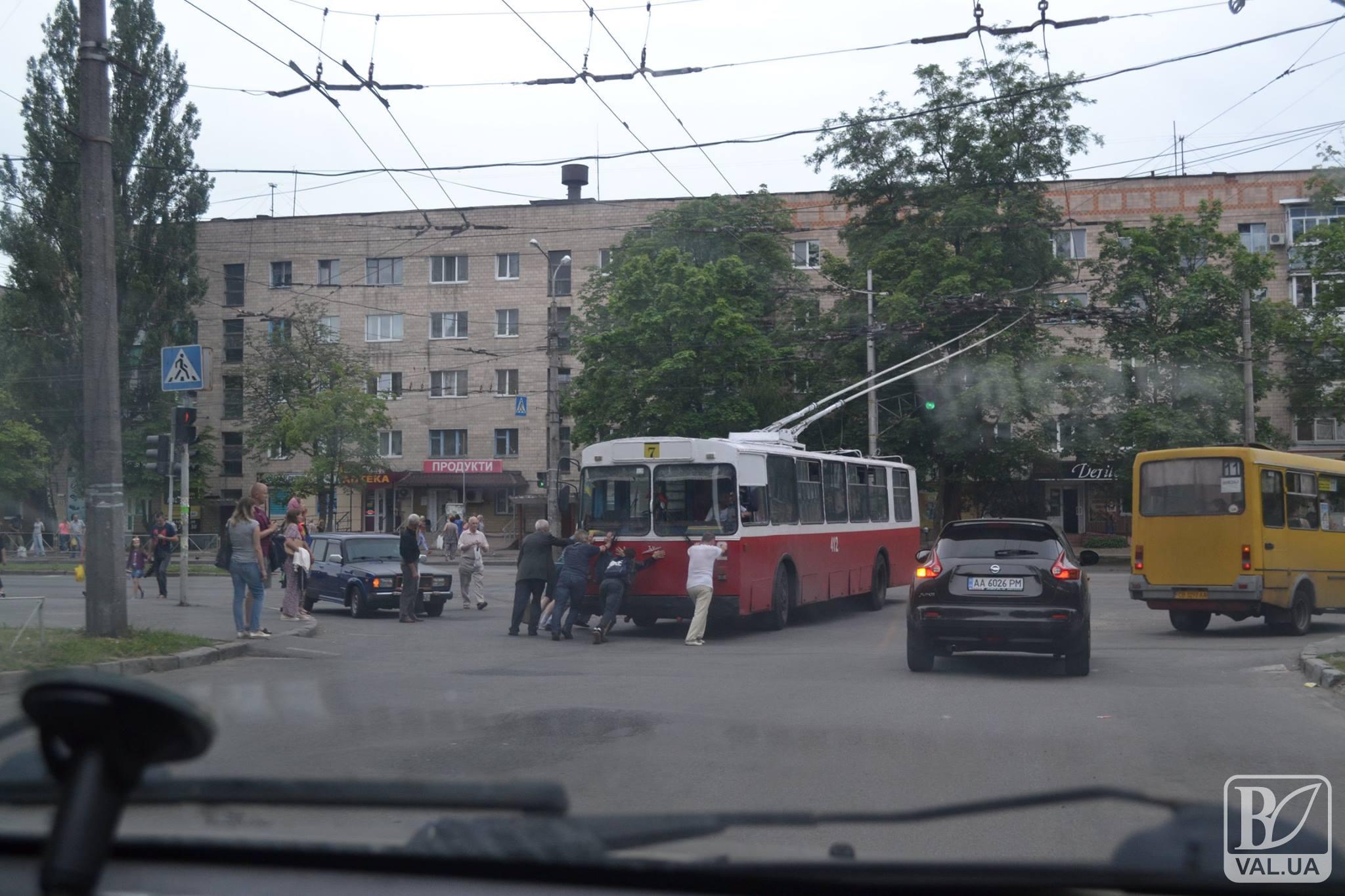 Гуртом і тролейбус у Чернігові легше штовхати. ФОТОфакт