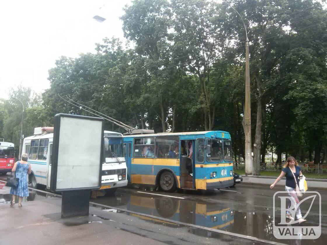 В центре Чернигова едва не сгорел троллейбус с пассажирами. ФОТОФАКТ