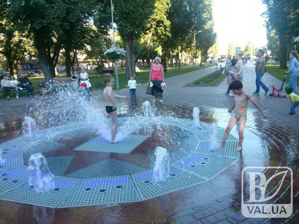  Прохладная погода не помеха: черниговские ребятишки купаются в фонтане. ФОТОфакт