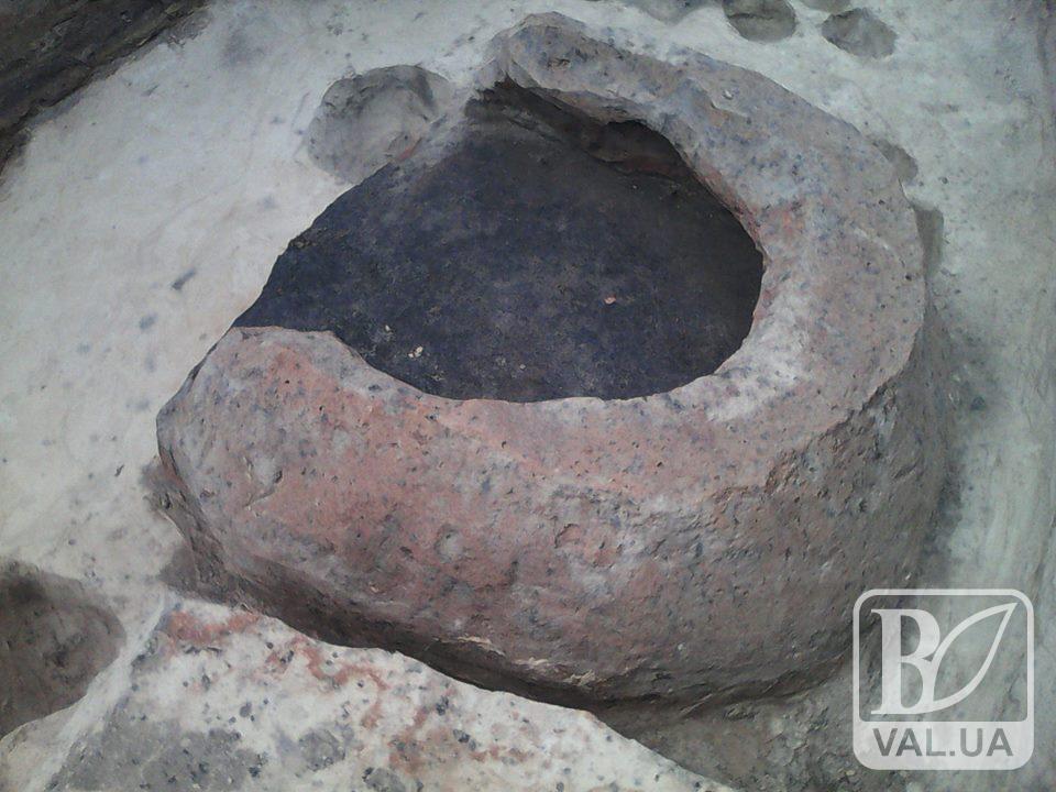 Очередные археологические находки в центре Чернигова: на стометровке раскопали глинобитную печь. ФОТО