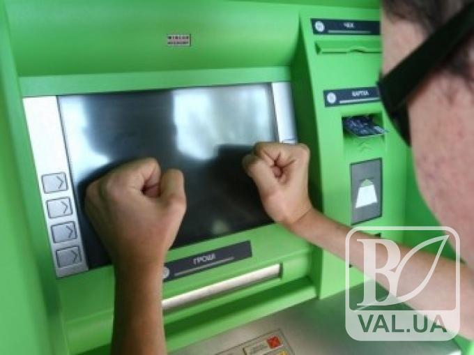 Дай денег: в Чернигове мужчина разбил банкомат