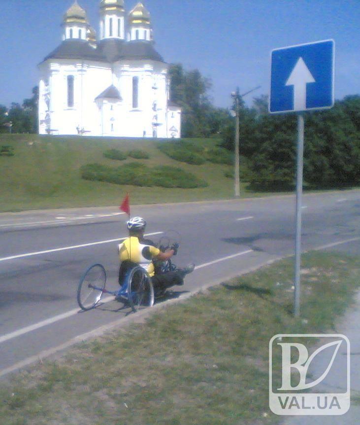 В Чернигов прибыл известный спортсмен-колясочник, который преодолевает супермарафон. ФОТО