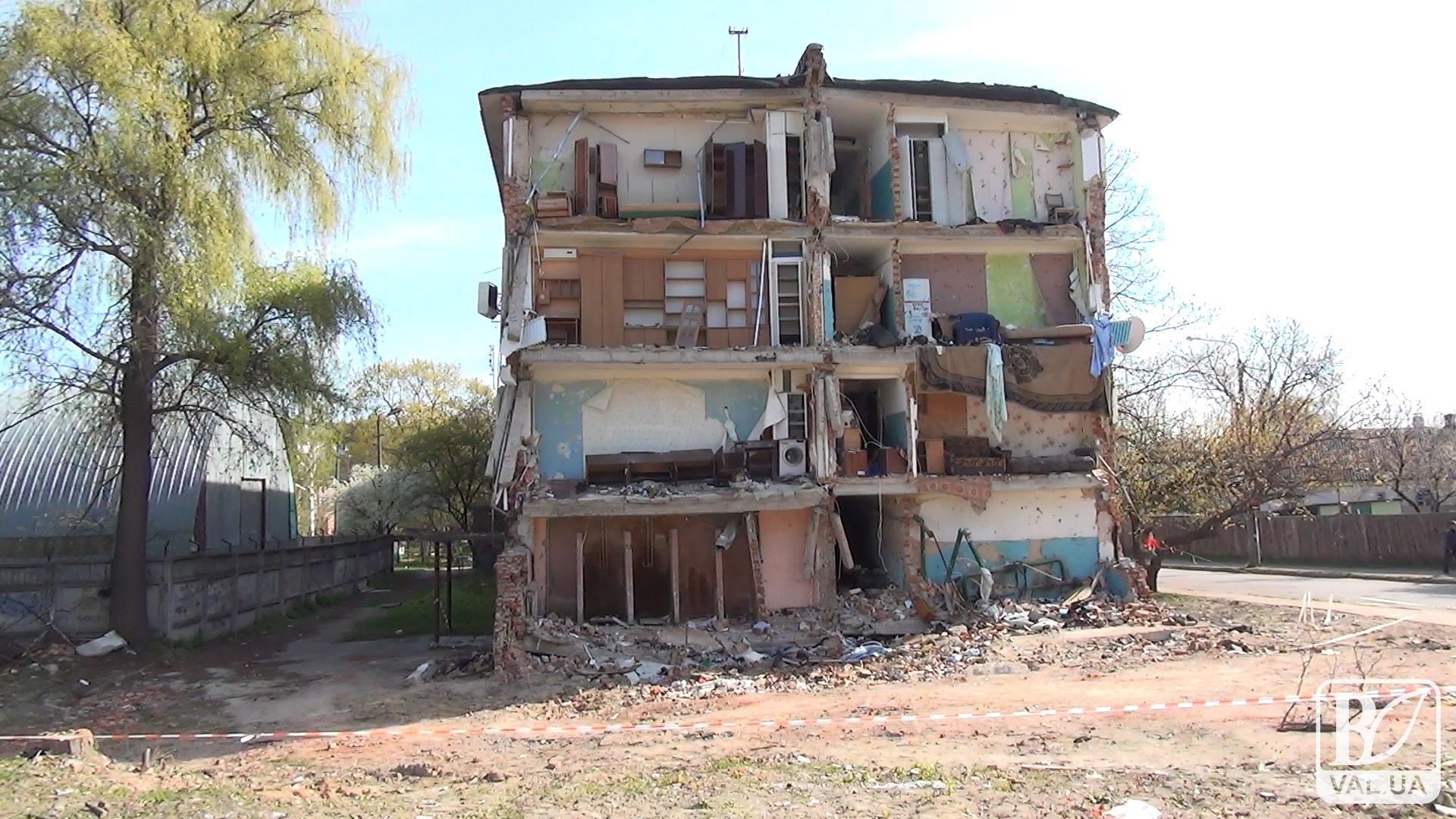 Разрушенное общежитие на Попудренко восстановят через один год
