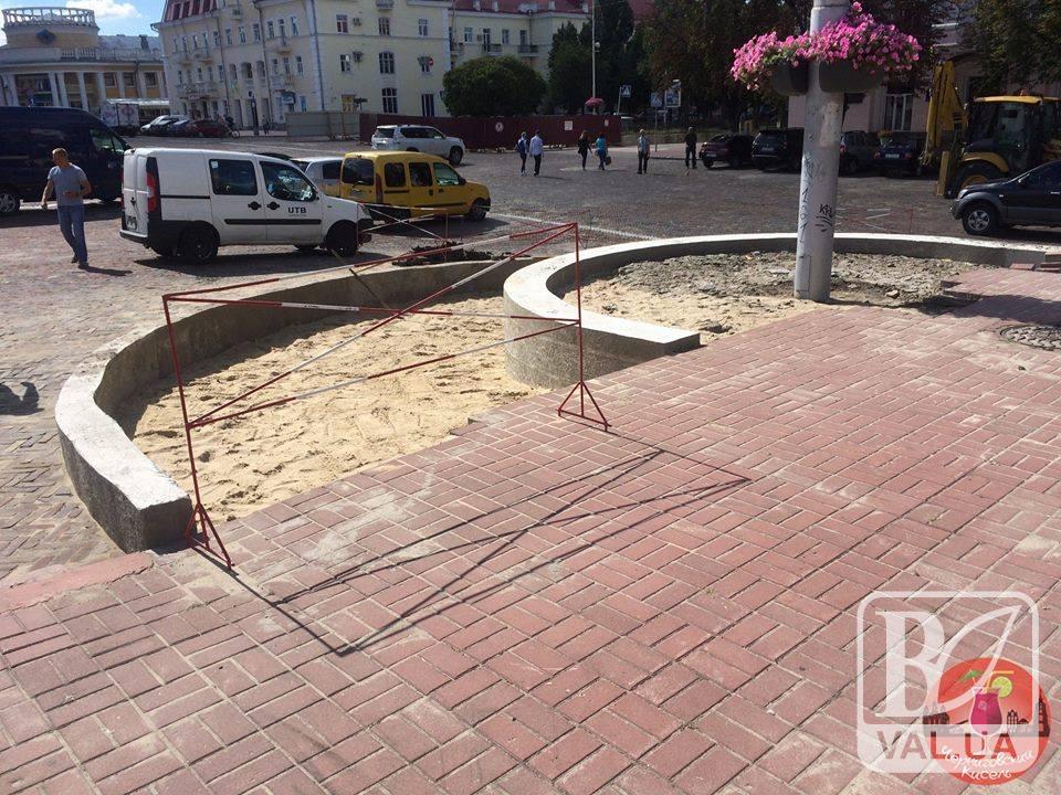 «Неужели очередной фонтан»: что за конструкция возводится на Красной площади в Чернигове?