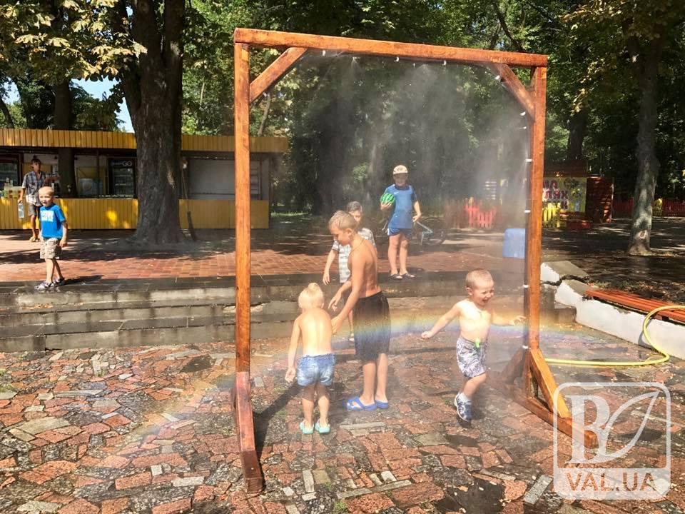 Спасение от жары: в Чернигове установили арку с летним душем