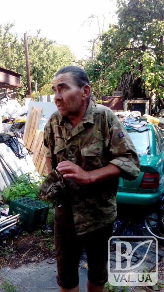 У Чернігові місцевий «Плюшкін» накопичує сміття під будинком. ФОТО