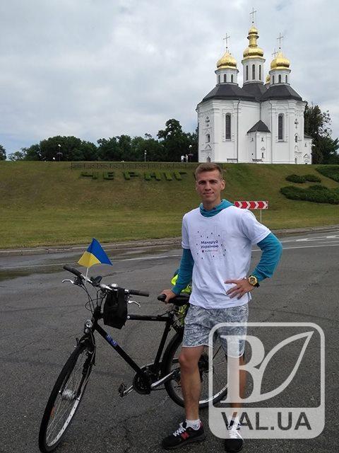 Завтра до Чернігова повертається веломандрівник, який 60 днів подорожував дорогами України
