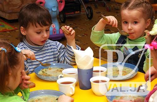 Родители черниговских дошкольников будут платить больше за питание в детсадах