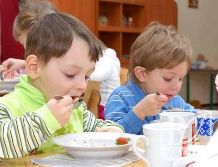 Батьки дошкільнят Чернігова з вересня платитимуть більше за харчування 