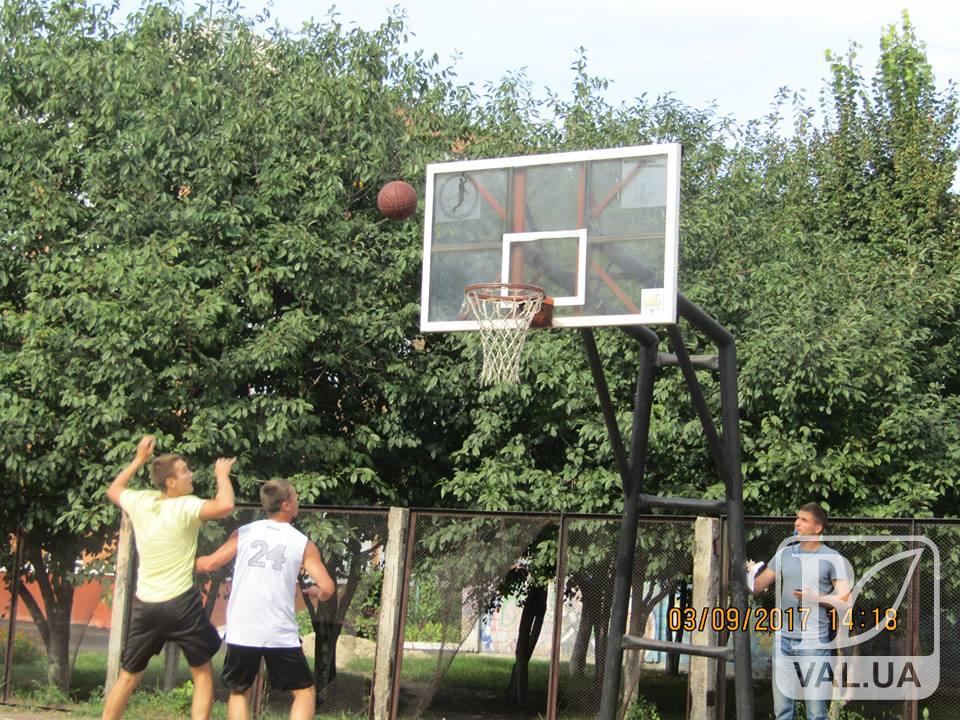 В Чернигове прошел открытый турнир по уличному баскетболу