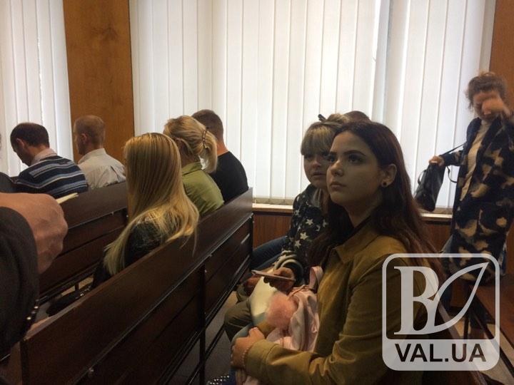 Слезы обвиняемой и требования максимального срока наказания: в Чернигове начался суд об избиении школьницы