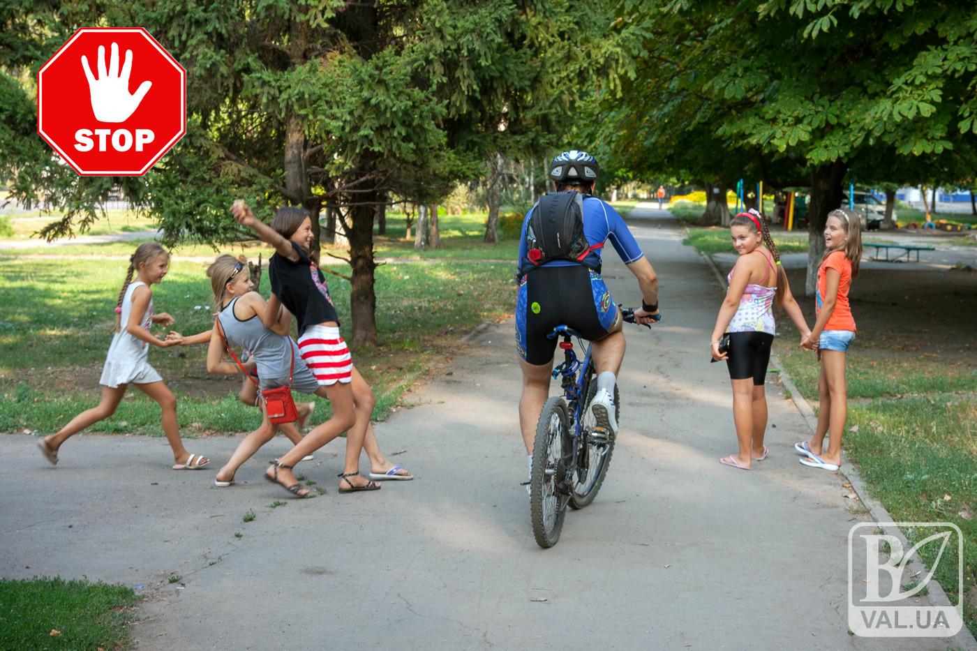 Чернігівці пропонують заборонити велосипедистам їздити тротуарами