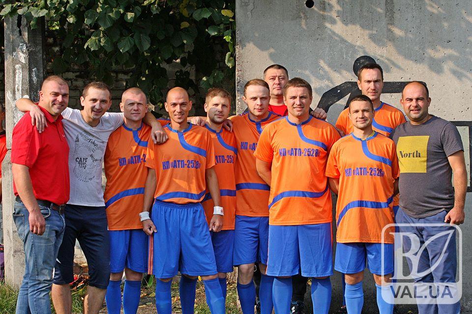 Черниговские коммунальщики провели осенний турнир по футболу. ВИДЕО
