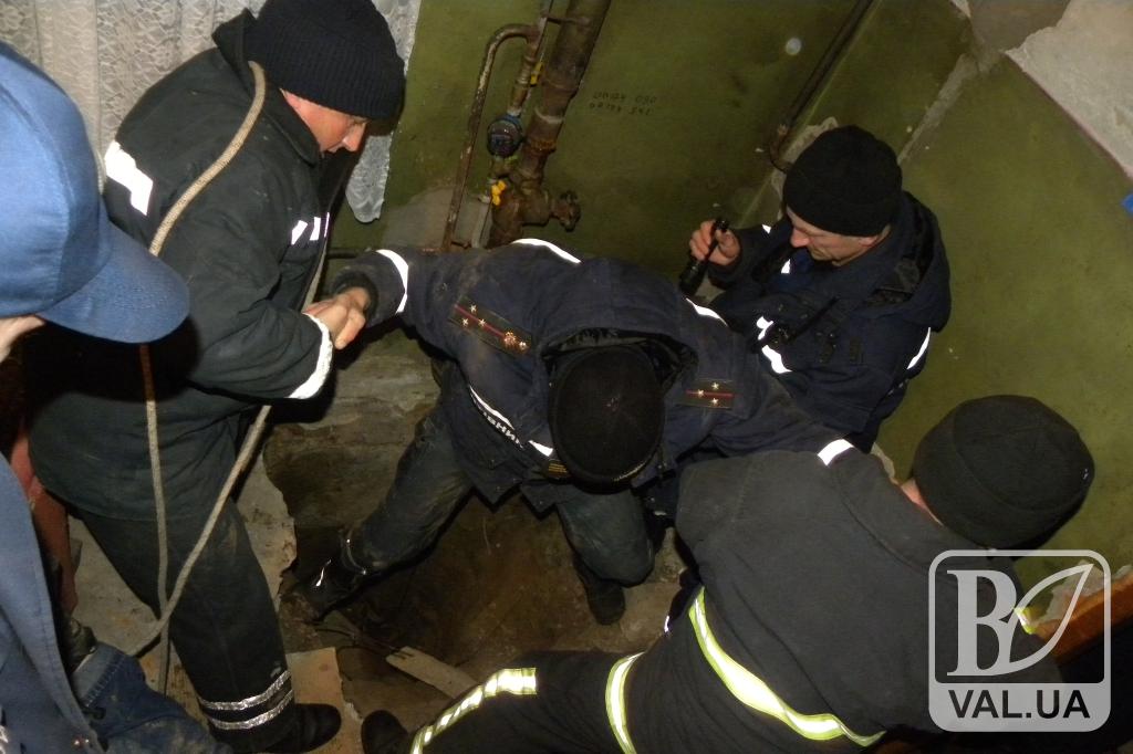 В Чернигове спасатели достали из колодца мертвую женщину