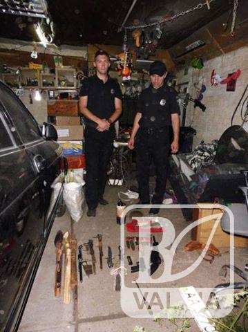 На Черниговщине в усадьбе жителя Прилук полиция разоблачила нарколабораторию и склад оружия