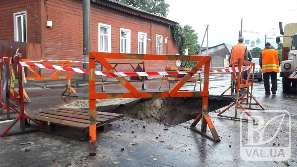 Дорога на вулиці Толстого провалилася через проблеми з  «ливнівкою» - управління ЖКГ