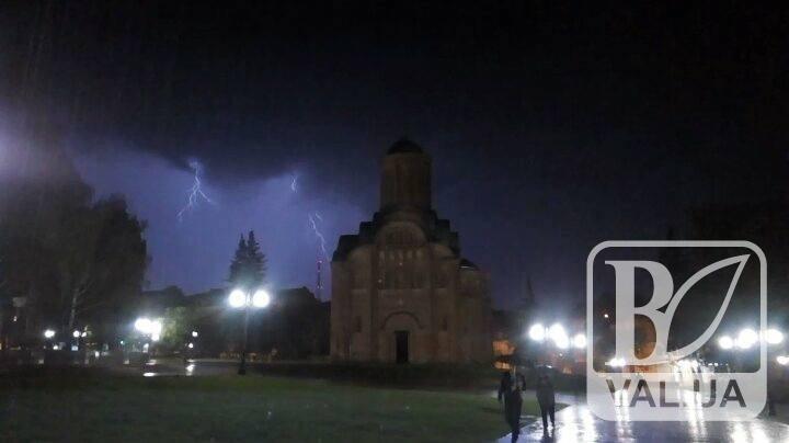 Черниговец "поймал" молнию над Пятницкой церковью. ФОТОфакт