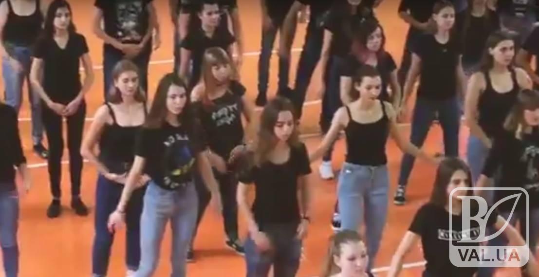 В черниговском вузе студенты устроили танцевальный флешмоб. ВИДЕО