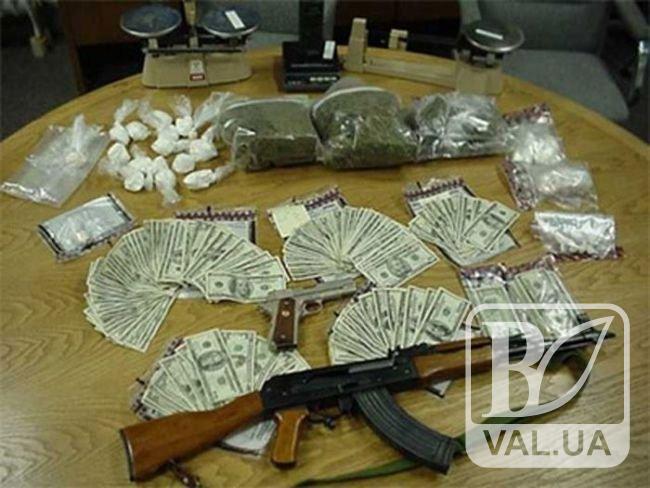 Житель Сновская незаконно хранил дома оружие и наркотики
