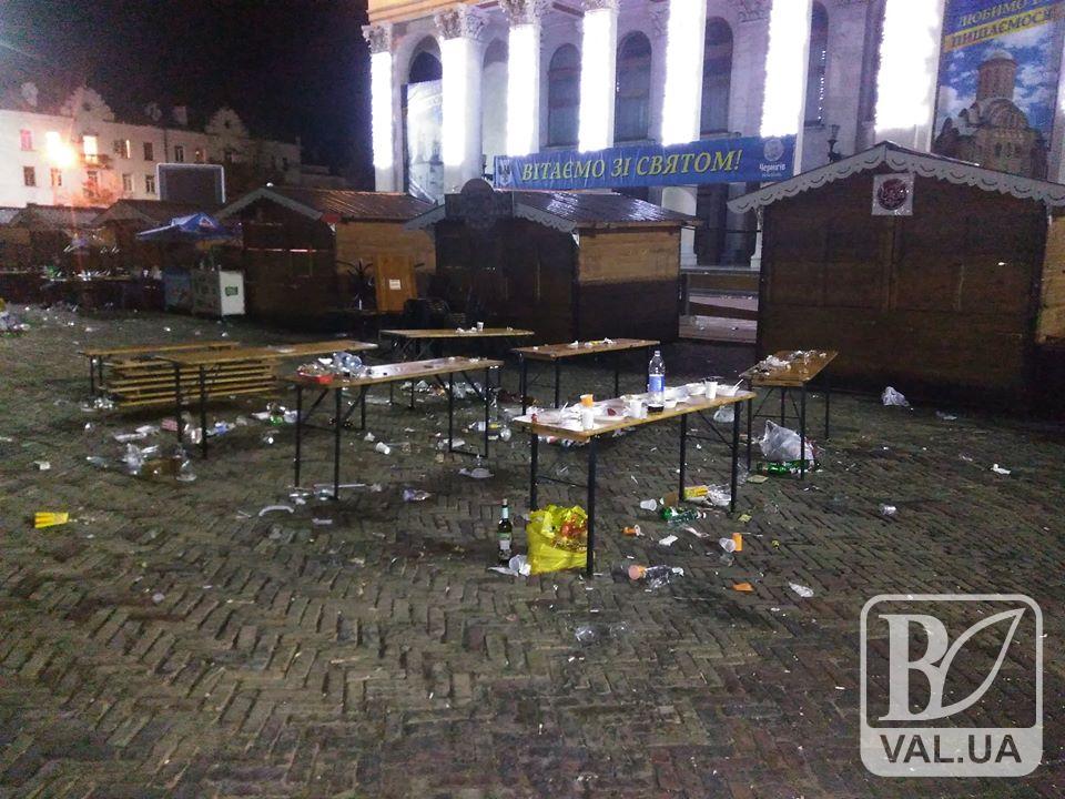 Наслідки гулянь. Чернігівці залишили після себе смітник на Красній площі. ФОТОфакт