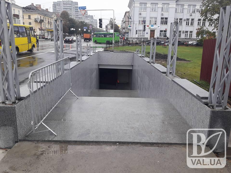 Новенька «підземка» біля  «України» виявилася «дірявою». ВІДЕО