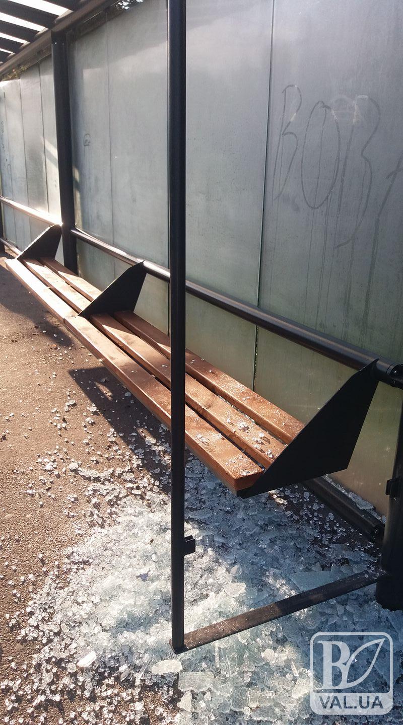 В Чернигове разбили еще одну стеклянную остановку. ФОТО