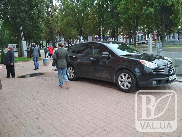 Я паркуюсь как чудак: в Чернигове киевлянин нагло бросил машину у подземки. ФОТОфакт