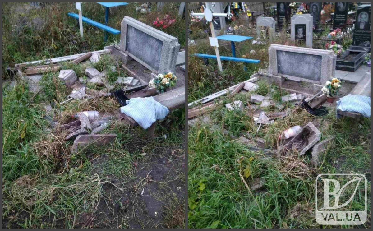 На Черниговщине изуродовали могилу «киборга»