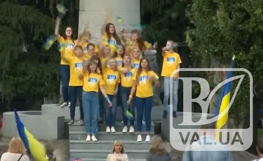 Черниговские школьники сняли видео на известную патриотическую песню
