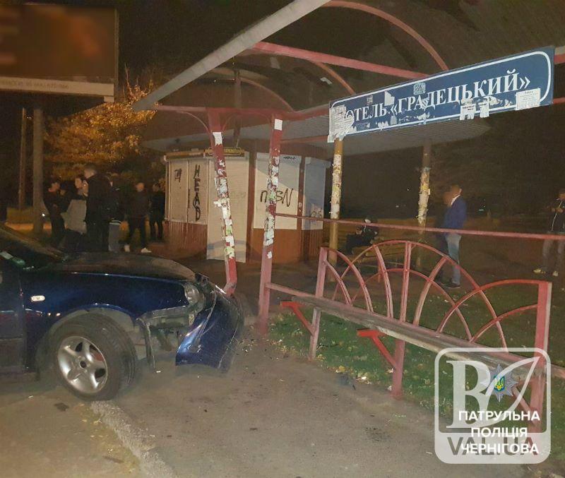 У Чернігові п’яний водій, протаранив зупинку громадського транспорту. ФОТО 