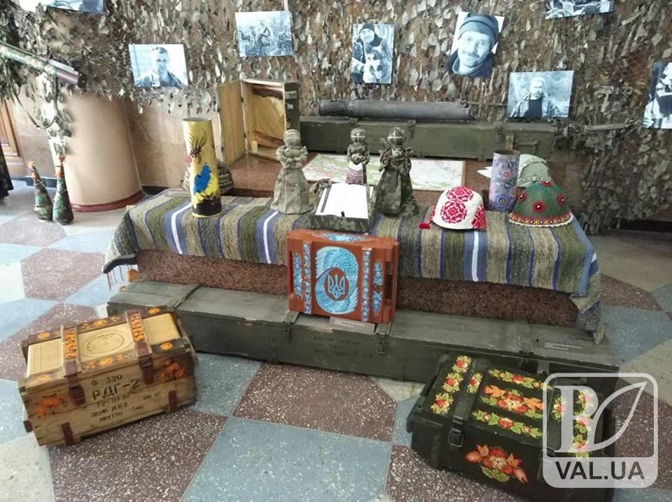 Искусство и война: в Чернигове открылась уникальная выставка военных артефактов. ФОТО