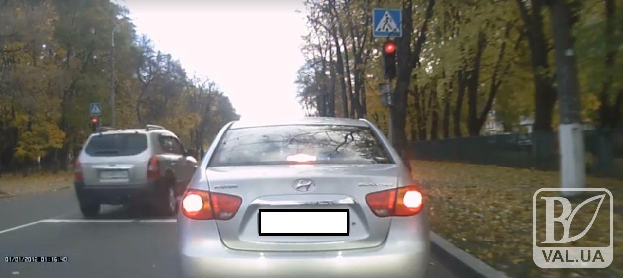  События в Харькове ничему не учат: в Чернигове водитель Hyundai на большой скорости проскочил на «красный» свет. ВИДЕО