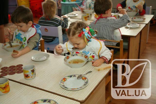 На Чернігівщині з малозабезпеченої та багатодітної родини стягували плату за харчування дітей