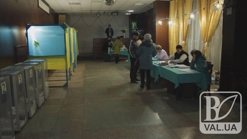 На виборах Сосницької ОТГ скуповували голоси та зривали інформаційні плакати про депутатів. ВІДЕО