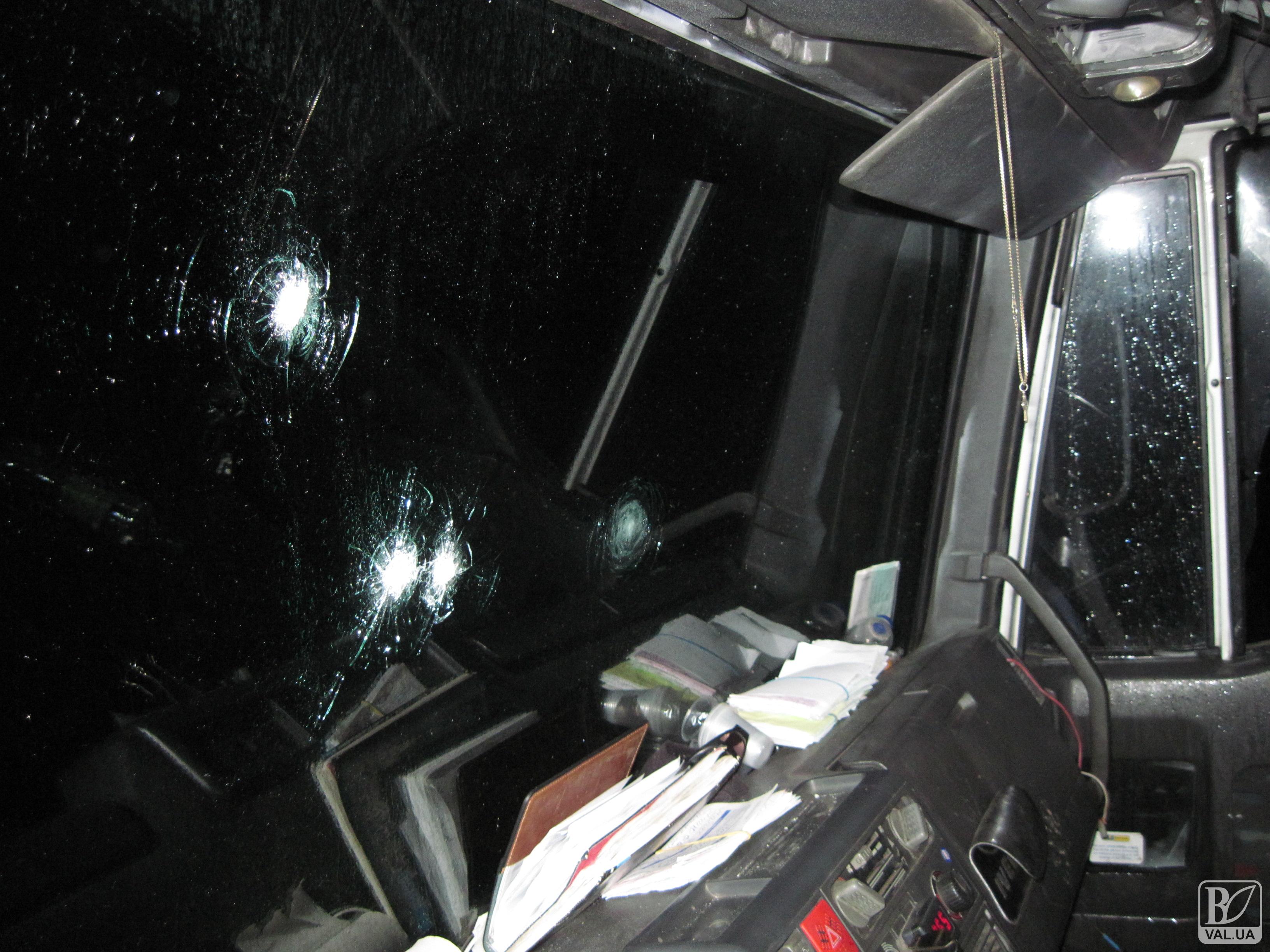 Гоп-стоп на Київській трасі: четверо в масках обстріляли вантажівку з "травмата" та забрали сейф з грошима. ФОТО