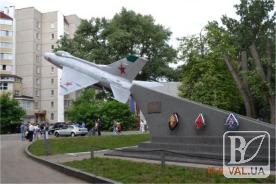 Чернігівці просять підсвітку для пам’ятника авіаторам