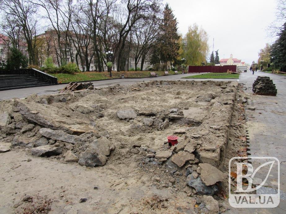 Завершується демонтаж фонтанів на центральній алеї Чернігова. ФОТОфакт
