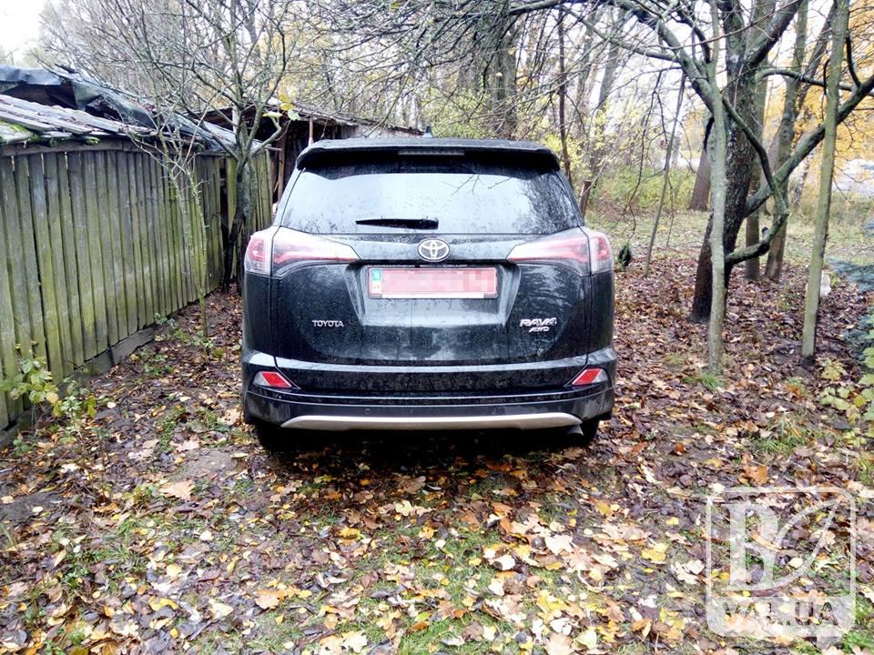 Похищенный в столице автомобиль обнаружили брошенным на окраине села на Черниговщине