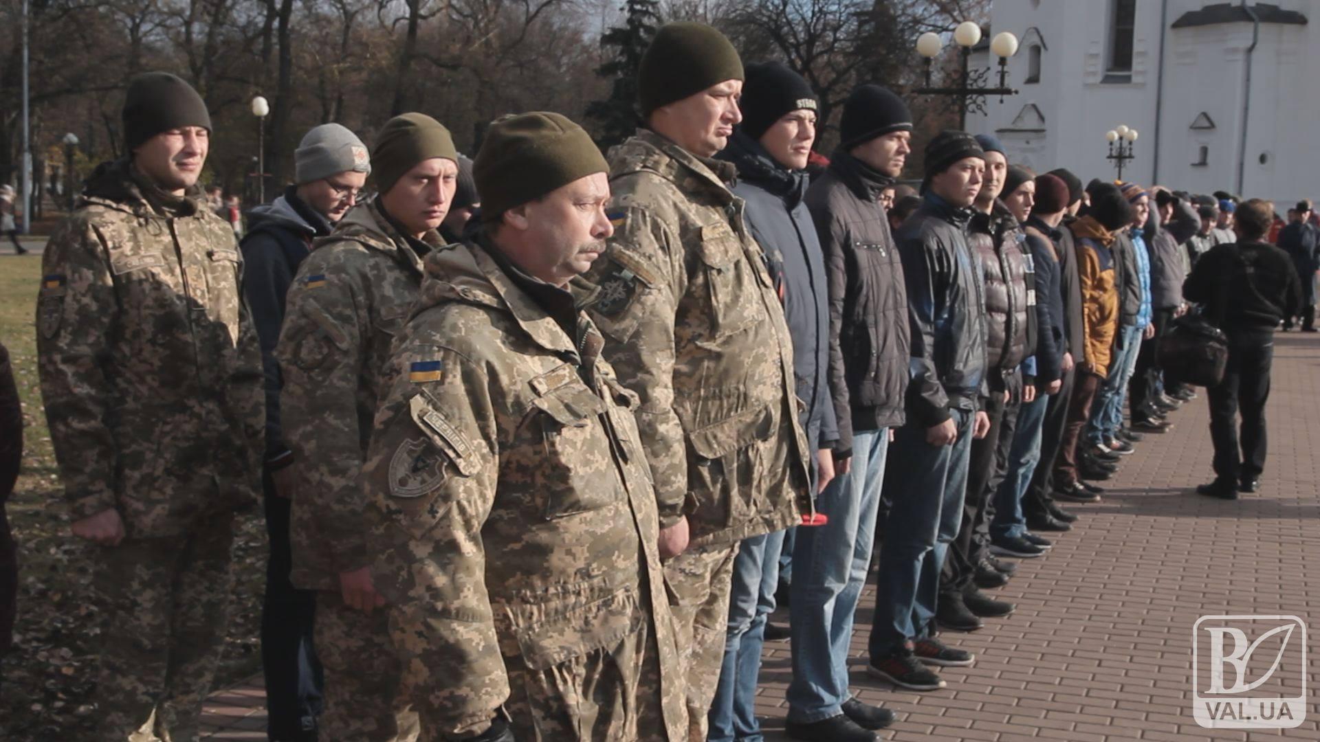 Вчера гражданские, завтра военные: в Чернигове торжественно провели юношей на службу. ФОТО + ВИДЕО