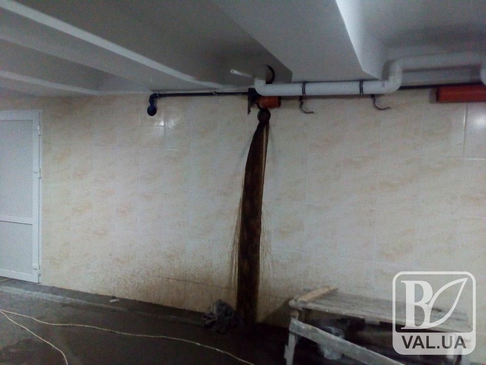 Фонтан зі стелі: підземний перехід біля «України» продовжує «дивувати» містян. ВІДЕО