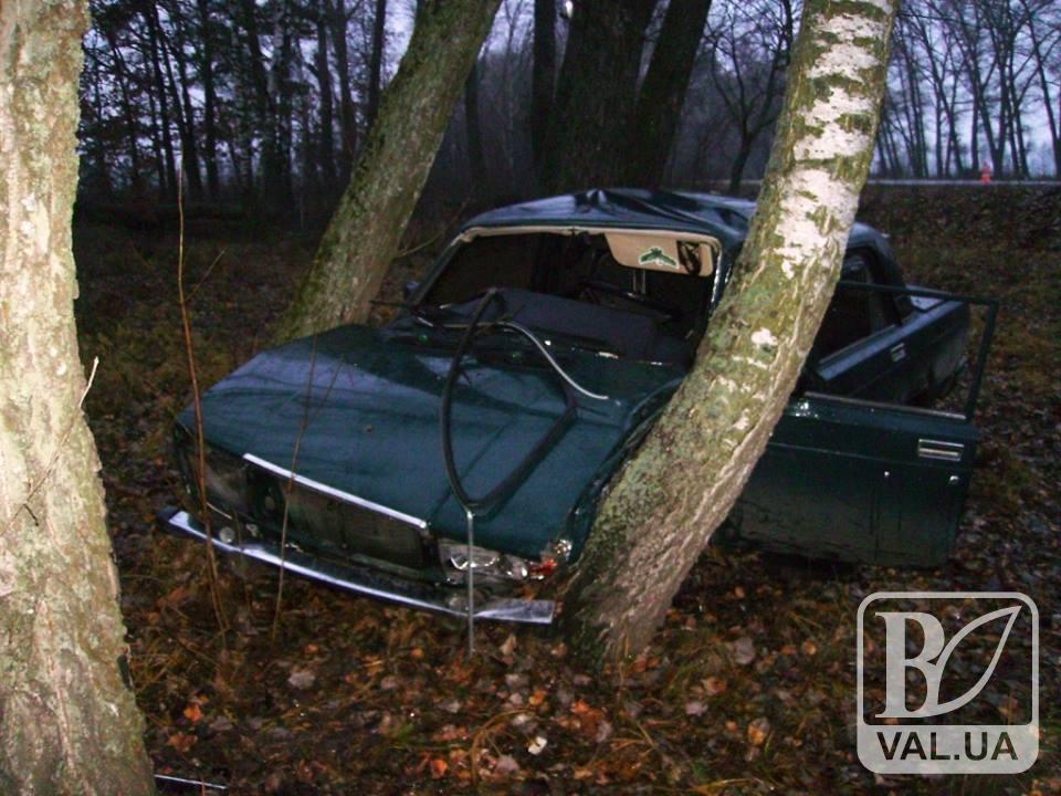 На Чернігівщині 20-річний хлопець потрапив до реанімації: подробиці ДТП із «сімкою» в дереві