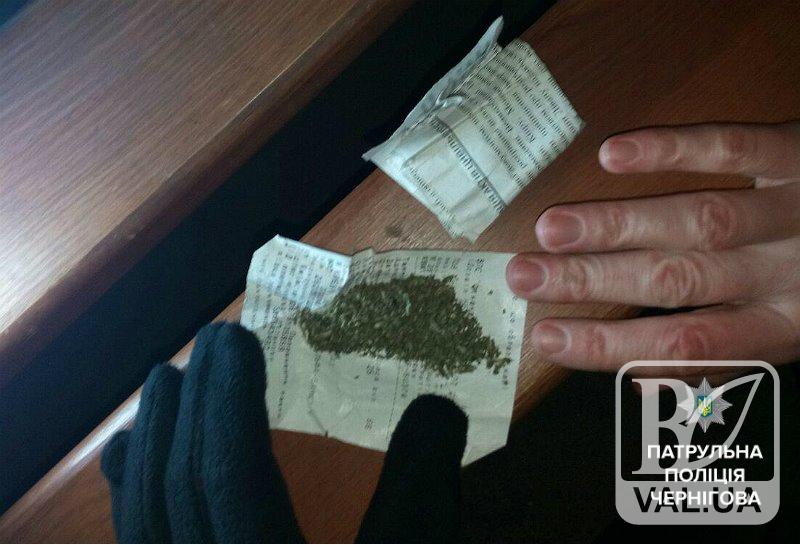 В Чернигове мужчина разгуливал с наркотиками в кармане